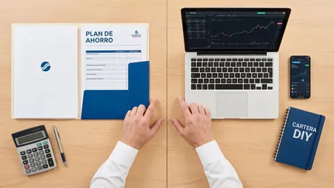 Foto cenital de dos manos entre una carpeta de plan de ahorro y una laptop con gráficos de bolsa, y un cuaderno 'Cartera DIY'