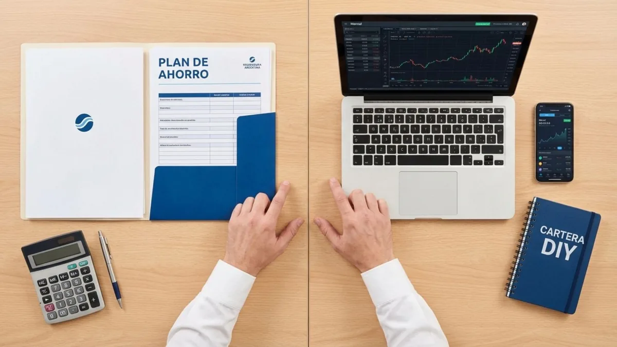 Foto cenital de dos manos entre una carpeta de plan de ahorro y una laptop con gráficos de bolsa, y un cuaderno 'Cartera DIY'