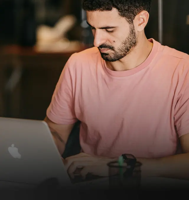 Un hombre trabajando con su notebook en una mesa de café
