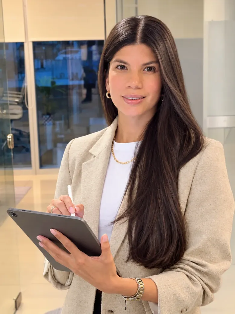 Shir Ladino, autora del libro, con su tablet