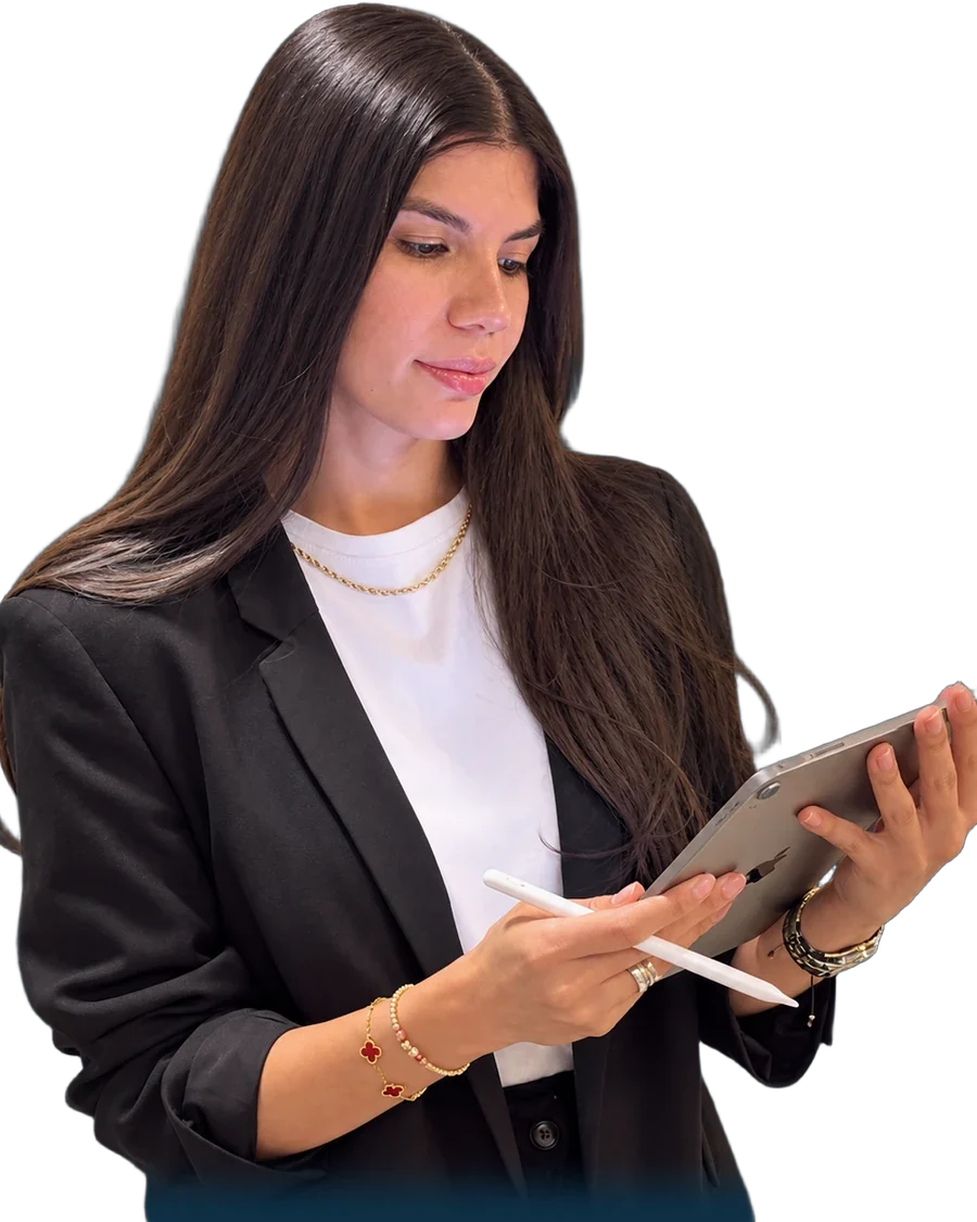 Shir Ladino repasando números en su tablet